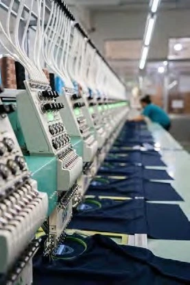 公司资料中的服装生产设备与加工现场